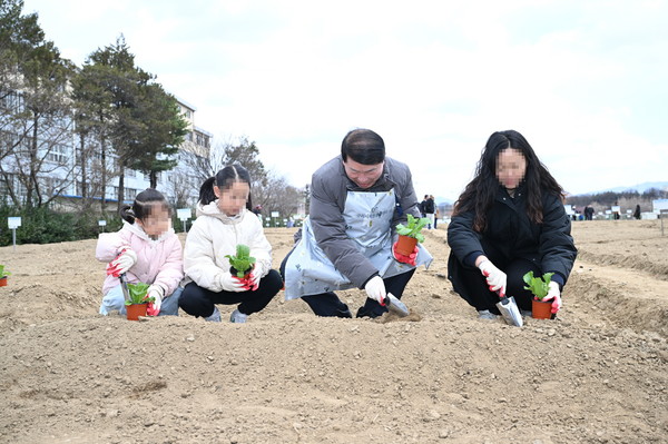 ▲ 백경현 구리시장이 시민들과 텃밭을 가꾸고 있다.