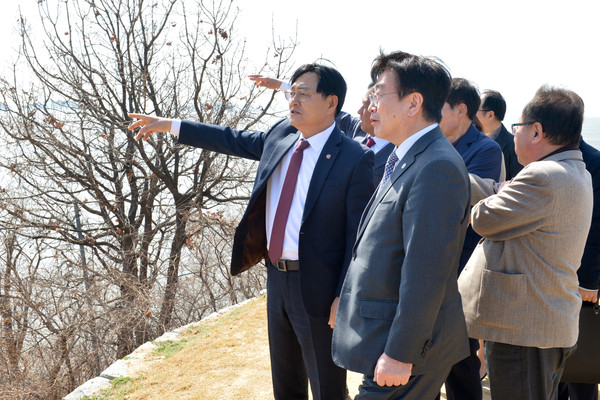 ▲ 박용철 강화군수, 윤원석 인천경제청장과 사업대상지 시찰하는 모습.