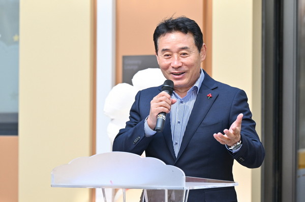 ▲ 백영현 포천시장이 국공립 송우꿈나무어린이집 이전 개원식에서 인사말을 하고 있다.