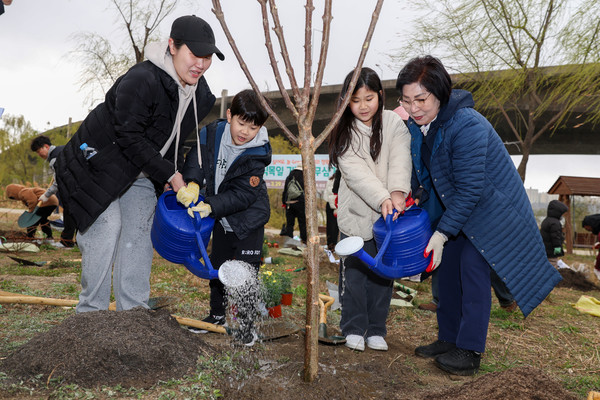▲ 주민들과 함께 나무 심는 남연희 의장(맨 오른쪽).