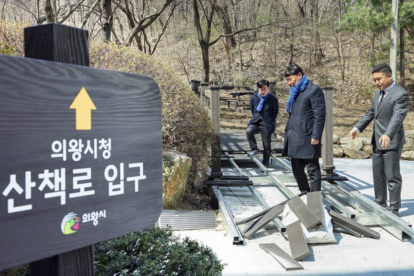 ▲ 의왕시청 외곽 산책로 데크길 개장 전 시설물 점검 실시 모습.