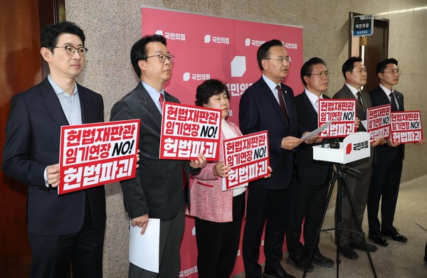 ▲ 유상범 국회 법제사법위원회 국민의힘 간사를 비롯한 의원들이 헌법재판소법 개정안 등 민주당의 국헌문란 행위 규탄 기자회견에서 발언을 하고 있다. /뉴시스
