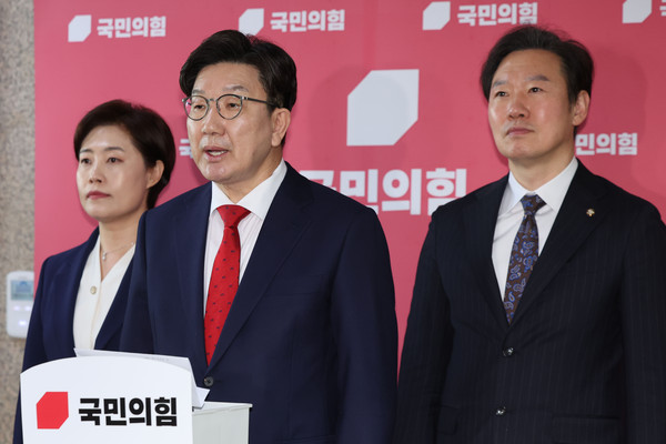 ▲ 권성동 국민의힘 원내대표가 1일 오전 서울 여의도 국회에서 윤석열 대통령 선고 관련 백브리핑을 하고 있다. /뉴시스