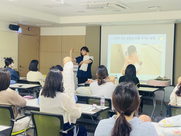 ▲ 초보 엄마 아기 돌보기 실전 교육.