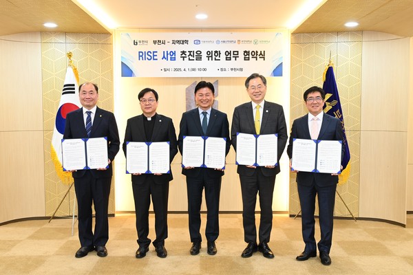 ▲ (왼쪽부터) 부천대 한정석 총장, 가톨릭대 최준규 총장, 조용익 부천시장, 서울신학대 황덕형 총장, 유한대 김현중 총장.