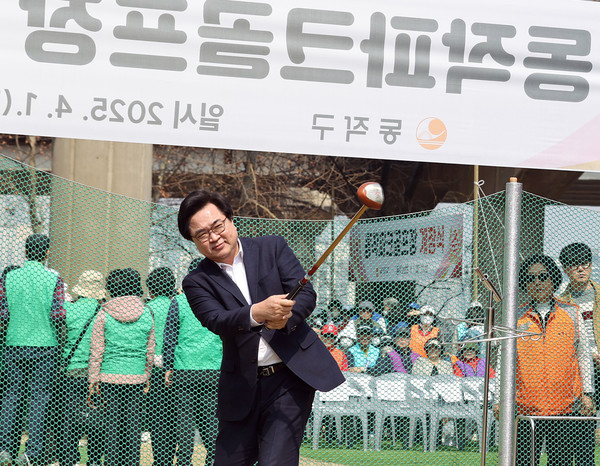 ▲ 박일하 구청장이 지난 1일 ‘동작 파크골프장 개장식’에서 시타하고 있다.