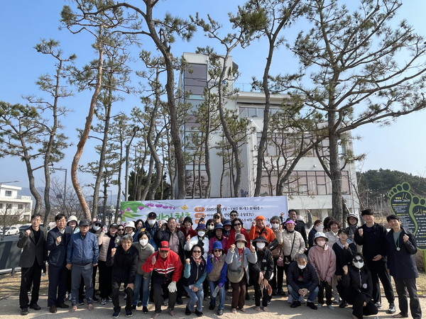 ▲ 2025년 제1기 맨발의 청춘 운영 단체사진.