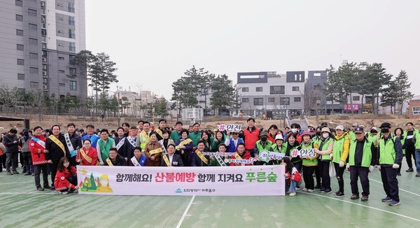 ▲ 식목일 기념 ‘나무 심기 행사’ 개최 단체사진.