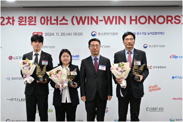 ▲ 성남산업진흥원, 2024년 지자체 최초 중소벤처기업부 ‘윈윈아너스’ 선정 모습.