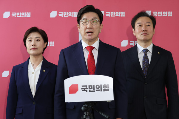 ▲ 권성동 국민의힘 원내대표가 1일 오전 서울 여의도 국회에서 윤석열 대통령 선고 관련 백브리핑을 하고 있다. /뉴시스