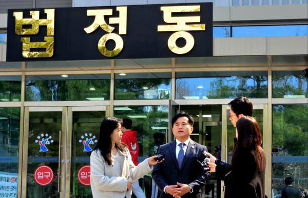 ▲ 이병진 국회의원이 공직선거법위반 혐의 등으로 당선 무효성이 선고된 뒤 기자들과 인터뷰를 하고 있다. /뉴시스