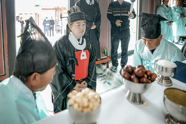 ▲ 제례의식 중인 배정수 의장.