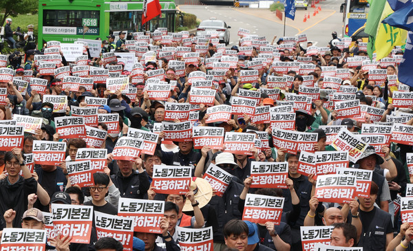 ▲ 민주노총 회원들이 지난해 5월 30일 서울 여의도 국회 앞에서 22대 국회를 향해 노조법 개정과 5인미만 사업장 근로기준법 적용 등을 주장하며 노동기본권 결의대회를 열고 구호를 외치고 있다. /뉴시스