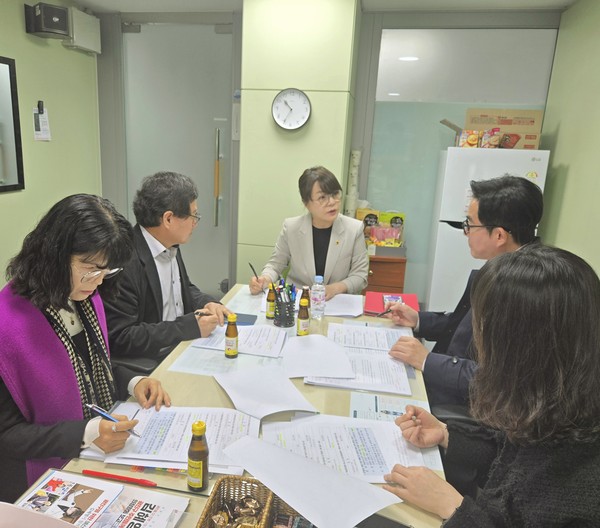 ▲ 김혜영 의원이 미래한강본부 박진영 본부장으로부터 뚝섬한강공원 운영 개선안에 대해 보고 받고 있다.