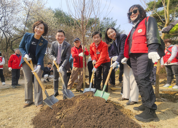 ▲ 전성수 서초구청장(오른쪽에서 3번째)이 몽마르뜨 공원에서 나무를 심으며기념사진을 찍고 있다.