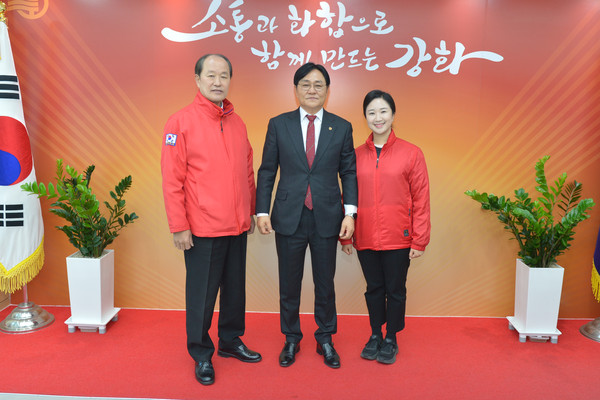 ▲ 박용철 강화군수, 윤재상·허유리 당선자와 면담 후 기념촬영 모습.