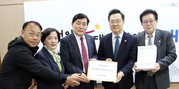 ▲ 연안부두역 신설 건의 서명부 전달식.