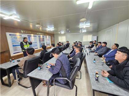 ▲ 평택·당진항 2-3단계 1종 항만배후단지 시공업체((주)금강건설) 관계자가 공사현황에 대하여 설명하고 있다.