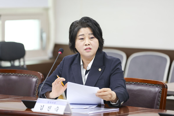 ▲ 김진숙 의원이 제296회 임시회 기획행정위원회에서 ‘안산시 입영지원금 지급 조례 일부개정조례안’에 대해 설명하고 있다.