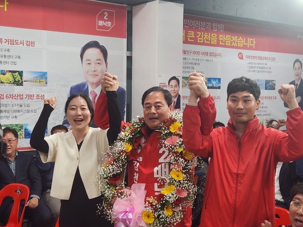 ▲ 배낙호 당선인이 자녀인 배세진(왼쪽), 배준석씨와 기쁨을 나누고 있다. (사진=배낙호 선거사무소 제공) /뉴시스