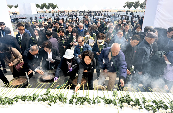 ▲ 제77주년 제주4·3 추념일인 3일 오전 제주시 봉개동 제주4·3평화공원에서 시민들이 희생영령을 위해 헌화 분향하고 있다. (사진=제주도사진기자회) /뉴시스
