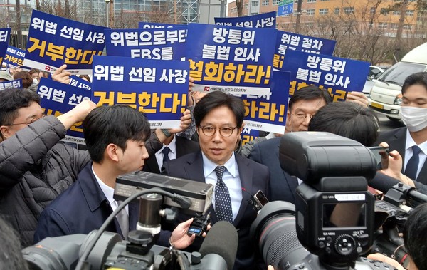 ▲ 언론노조 EBS 지부 조합원들이 지난달 27일 경기 고양시 일산 EBS 본사 앞에서 신동호 신임 사장의 출근을 저지하고 있다. (사진=언론노조 제공) /뉴시스