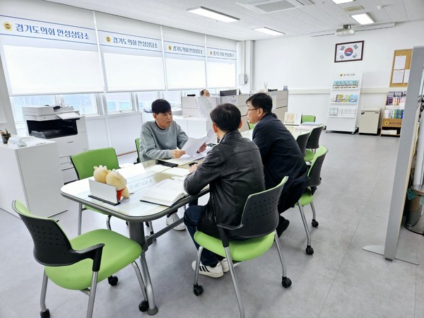 ▲ 양운석 의원이 경기도 관계 공무원들과 경기도 보호구역 개선사업 관련 정담회를 가지고 있다.