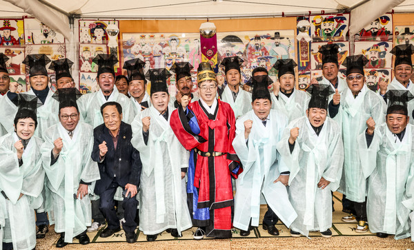 ▲ 풍어제에 참석한 인사들이 제례를 마친 후 기념촬영하고 있다.