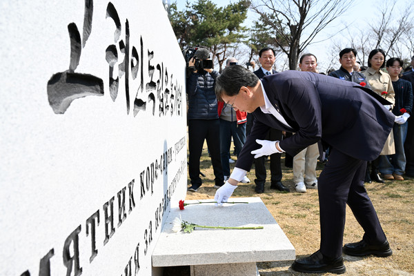 ▲ 이민근 안산시장이 고려인 독립운동가들의 희생을 기리며 기념비 앞에 헌화를 하고 있다.