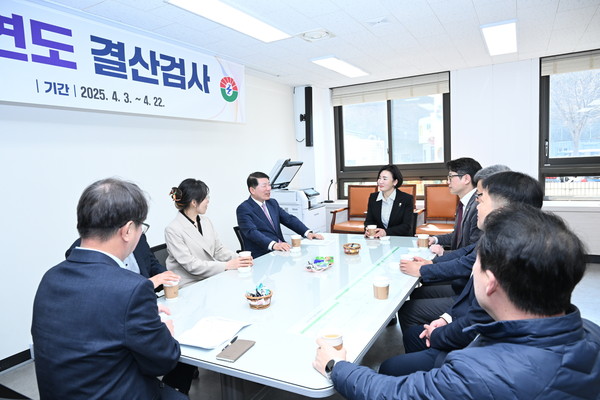 ▲ 결산검사위원들과 간담회를 가지고 있는 백경현 구리시장.