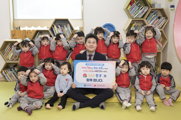 ▲ 2025년 구민과의 행복한 만남 희망플러스 대화 현장 방문해 캠페인 판넬을 들어보이는 김정헌 인천 중구청장.