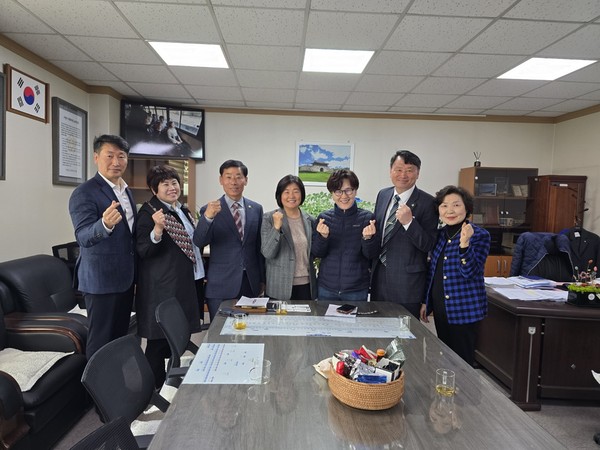 ▲ 수원특례시의회 기경위와 새마을회장 및 회원단체장 간담회 후 기념촬영 모습.