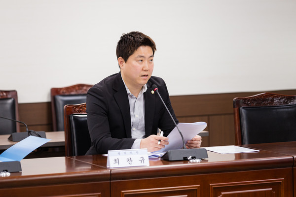 ▲ 최찬규 의원이 ‘안산시 영농폐기물 수거 지원 등에 관한 조례안’에 대해 발언하고 있다.