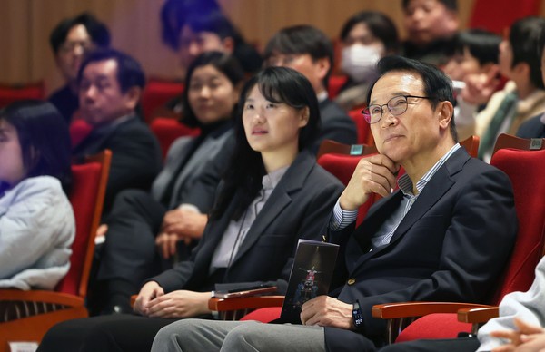 ▲ 역사 뮤지컬 관람 행사에서 뮤지컬 관람하는 임태희 교육감 모습.