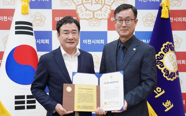 ▲ 박명서 의장 '2025 제6회 세계참인재혁신대상 지자체 의정부문' 대상 수상 모습.