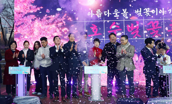 ▲ 호수벚꽃축제 개막식 개최 모습.