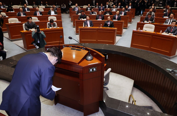 ▲ 권성동 국민의힘 원내대표가 윤석열 전 대통령이 파면된 4일 서울 여의도 국회에서 열린 의원총회에서 발언을 마친 뒤 인사하고 있다. /뉴시스