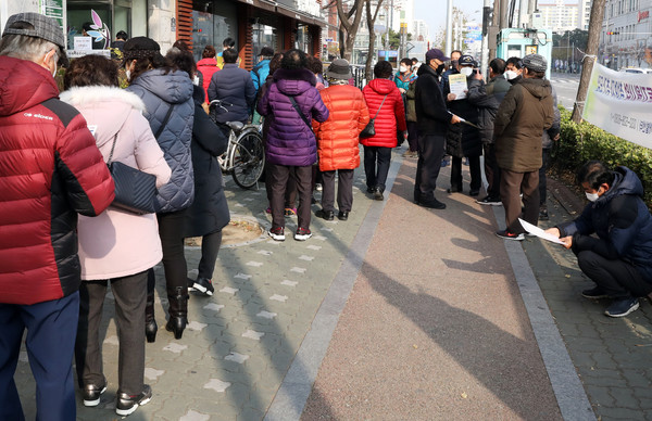 ▲ 고령자들이 노인일자리를 구하기 위해 줄을 선 모습. /뉴시스