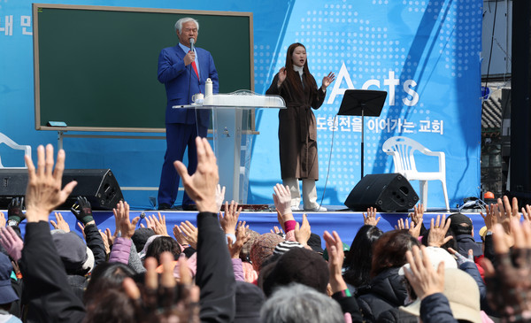 ▲ 전광훈 사랑제일교회 목사가 6일 오전 서울 종로구 세종대로 동화면세점~코리아나호텔 앞 편도 전 차로에서 열린 사랑제일교회의 전국 주일 연합 예배를 진행하고 있다. /뉴시스