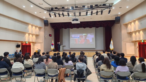▲ 성동구가 관내 사업장 대상 ‘위험성평가’를 실시하여 산업재해 예방 및 안전한 근로 환경 조성에 나선다. 사진은 올해 3월 실시한 ‘위험성평가’ 실무자 교육 모습.