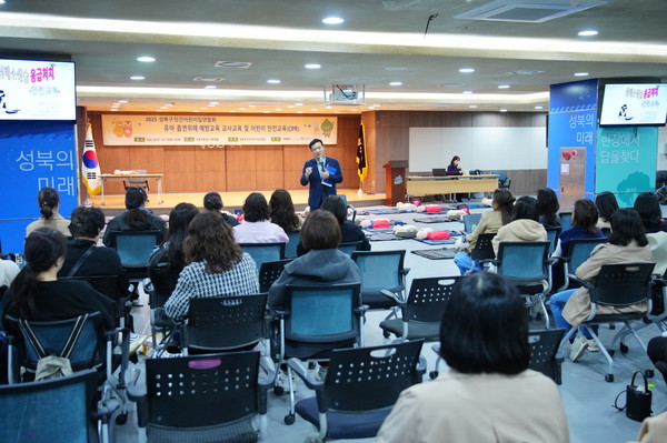 ▲ 이승로 성북구청장이 심폐소생술 교육 현장을 방문해 인사말을 하고 있다.