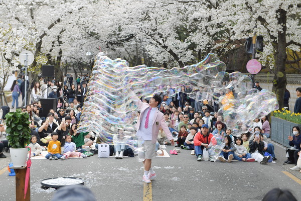 ▲ 지난 4일부터 6일까지 사흘간 열린 ‘2025 경주 대릉원돌담길 축제’ 기간, 경주 대릉원 돌담길에서 펼쳐진 버블 퍼포먼스를 시민과 관광객들이 즐기고 있다.