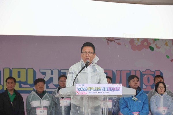 ▲ 2025 평택시민 건강걷기대회에서 축사하는 강정구 평택시의회 의장.