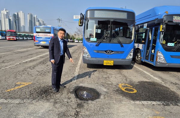 ▲ 월암공영차고지를 현장 점검하고 있는 한채훈 의원.