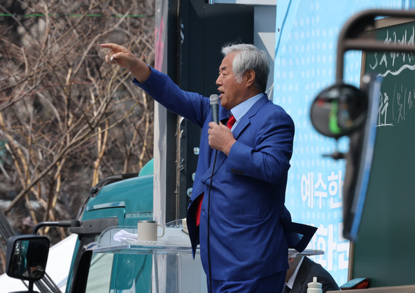 ▲ 전광훈 사랑제일교회 목사가 6일 오전 서울 종로구 세종대로 동화면세점~코리아나호텔 앞 편도 전 차로에서 열린 사랑제일교회의 전국 주일 연합 예배를 진행하고 있다. /뉴시스