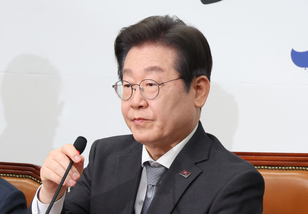 ▲ 이재명 더불어민주당 대표가 4일 서울 여의도 국회에서 헌법재판소의 윤석열 대통령 파면 선고에 대한 긴급 기자회견을 하기 전 마이크를 조정하고 있다. /뉴시스