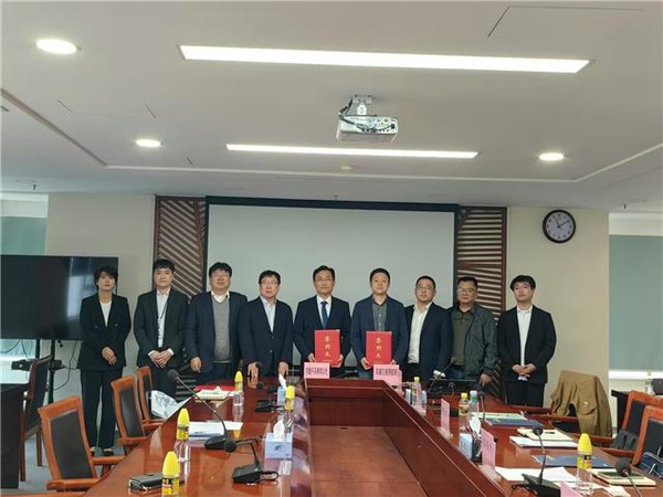 ▲ 평택항 관계자와 양포경제개발구 대표단이 전략적 우호 협력 강화를 위한 업무협약(MOU)을 체결한 뒤 협약서를 들고 기념촬영을 진행했다.