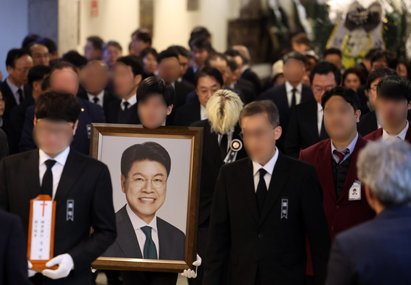 ▲ 4일 부산 해운대구 해운대백병원 장례식장에서 고(故) 장제원 전 국회의원의 발인식이 진행되고 있다. /뉴시스