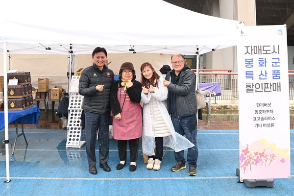 ▲ 조용익 부천시장(왼쪽)이 행사 참가업체 관계자들과 단체사진을 찍고 있다.