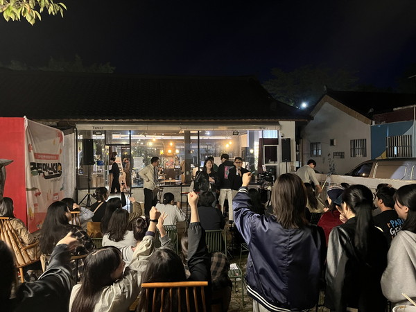 ▲ 지난해 10월 경주 황리단길 내 한 카페에서 성황리에 개최된 지역 청년들이 참여하는 네트워킹 프로그램 ‘경주만난데이’ 모습.